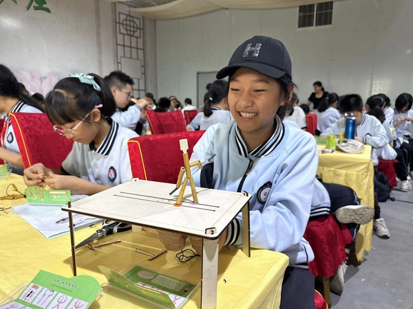 学生正在制作竹节人