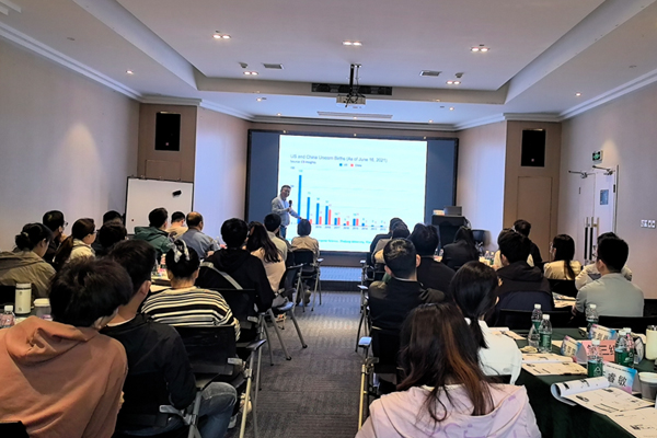 培训现场学员在认真听课。李杏摄
