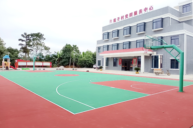 图为翻新后的莲子村委篮球场。贾陆义摄