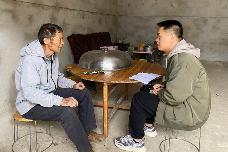吴乔入户了解脱贫户种养殖情况。覃良冰摄