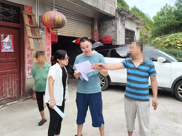 图为两水苗族乡工作组在凤水村对门山组实地调查矛盾纠纷情况