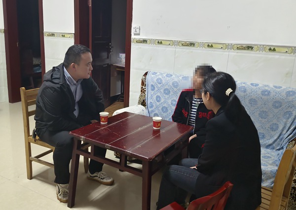 图为两水苗族乡党委副书记、乡长兰李平在凤水村回访信访人