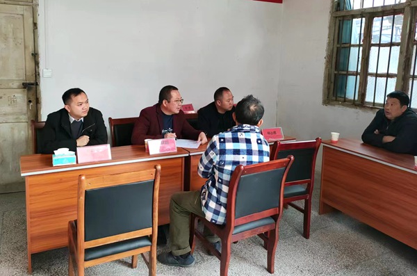 图为3月28日两水苗族乡人大主席曾祥超“中圩”接访现场