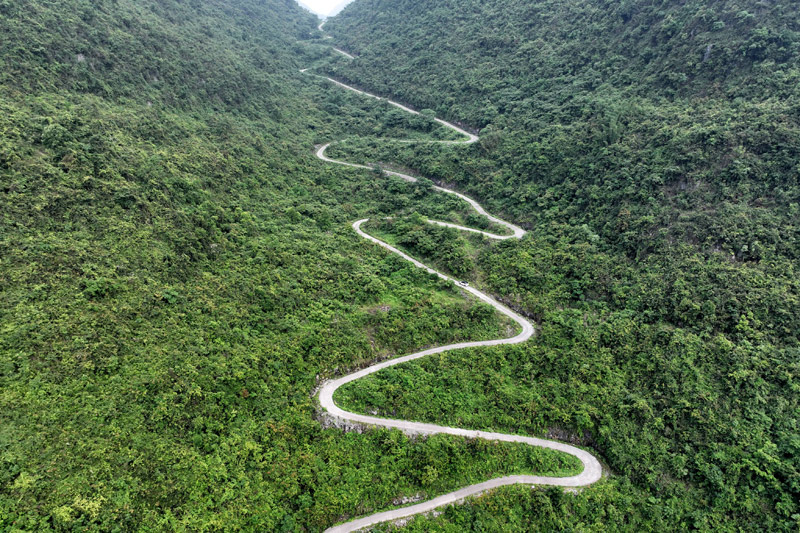 罗城织密交通网络，助力乡村振兴。