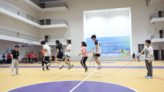 师生一起体验跳绳活动。彭昭中摄
