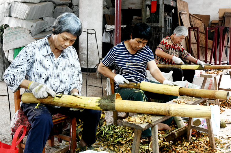 村民在容县昌盛农副产品有限公司车间里加工桂皮。