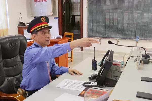 黎德荣确认接车进路。陈海婵摄 .jpg