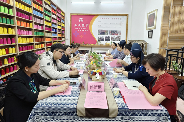 壮族刺绣非遗传承和保护讨论会现场。自治区妇联发展部供图