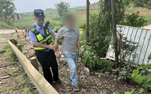 民警及时救助受伤司机并送医