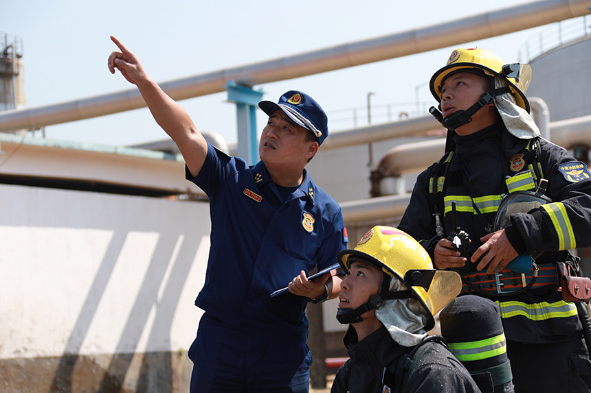 张敏在工作中。钦州市消防救援支队供图