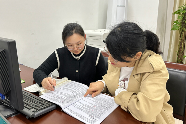 图为“一对一”结对子帮扶指导。黄心力摄