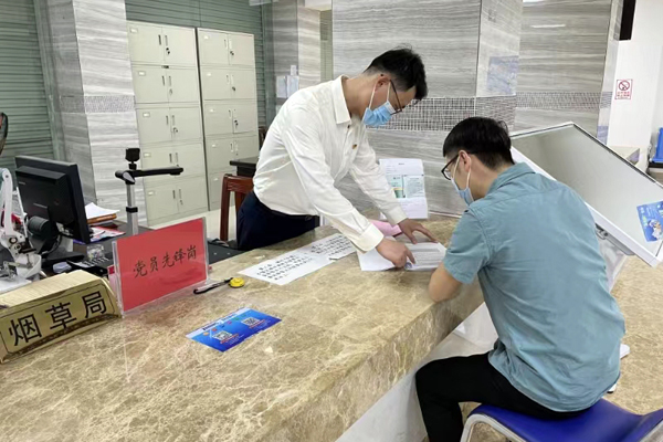 大化烟草在政务大厅设立党员先锋岗为办证群众开展服务。李薇摄