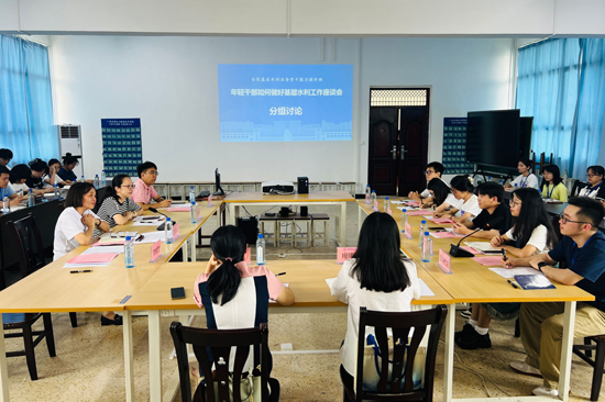 学员分组讨论现场。韦旻摄