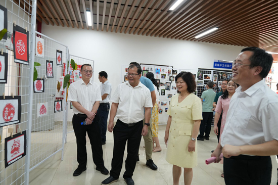 领导、师生参观学校学生作品展。李浩摄