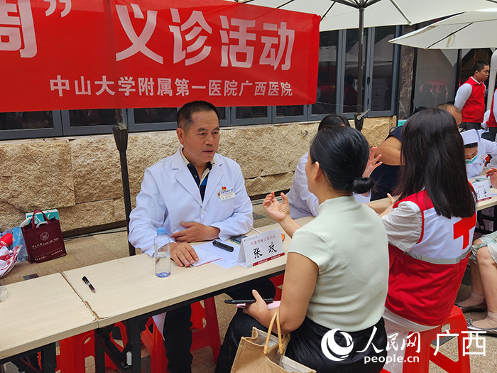 义诊活动。人民网记者 黄子婧摄