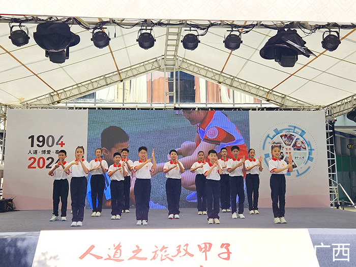 手语舞《大爱无疆》。人民网记者 黄子婧摄