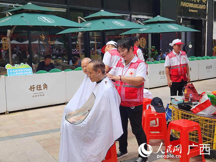 义剪服务。人民网记者 黄子婧摄