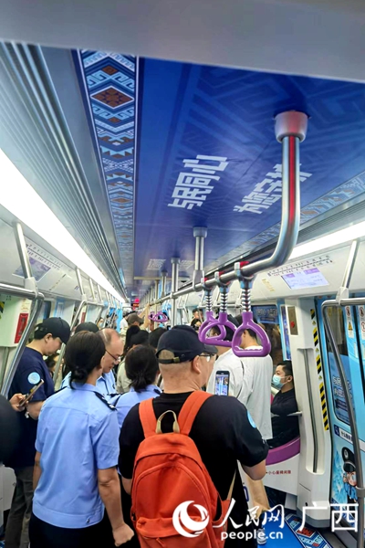 列车以公安蓝为主色调。人民网记者 覃心摄