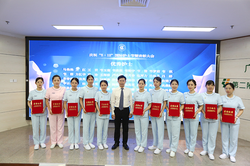 为获奖团队颁发证书。广西医科大学第二附属医院供图