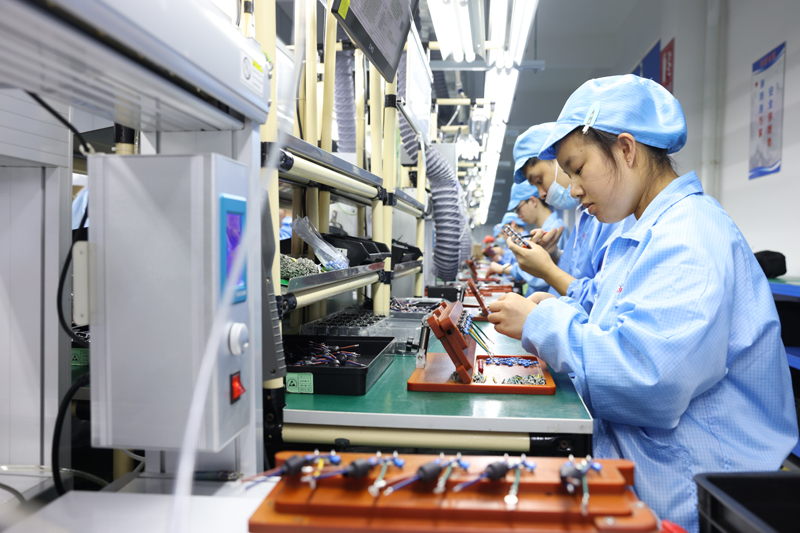 语言、听力障碍工人在进行勾焊插座作业。苏桂摄