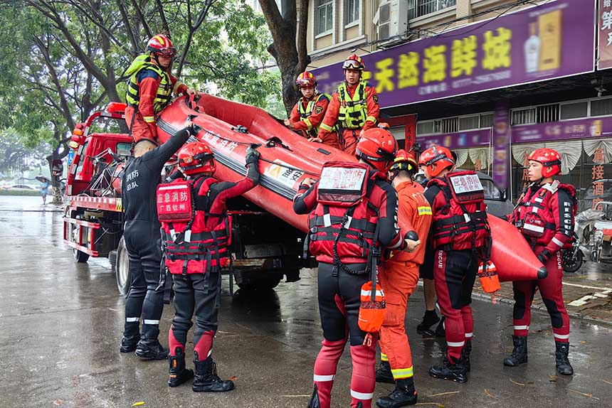 钦州市消防救援支队立即赶往现场救援。李凯摄