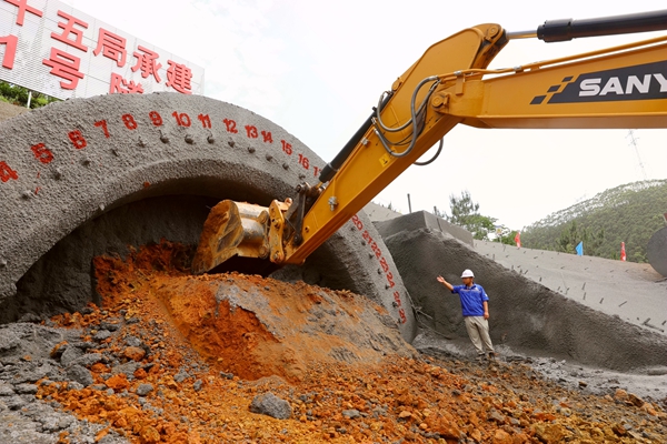 黄百铁路百福1号隧道在进行掘进作业。莫小斌摄