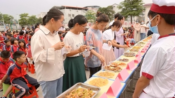 评委老师们根据菜品的色、香、味、形等方面进行打分。