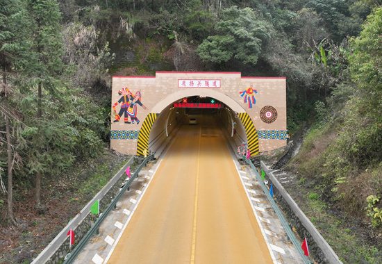 提升后的国道323线贺州市八步区鹰扬关隧道。苏丽云摄