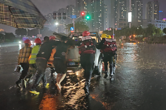 轉移車輛。百色市消防救援支隊供圖