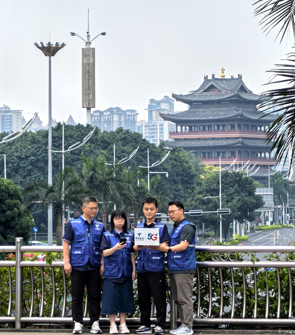 工作人员在“三街两巷”进行网络测试。广西电信供图