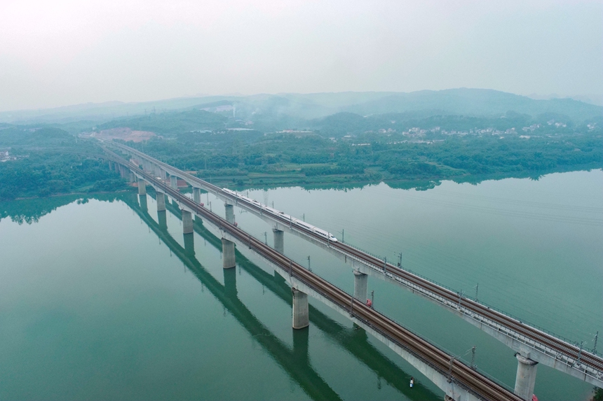 一列動車組列車經過新建的湘桂鐵路柳江雙線特大橋。林鶴攝