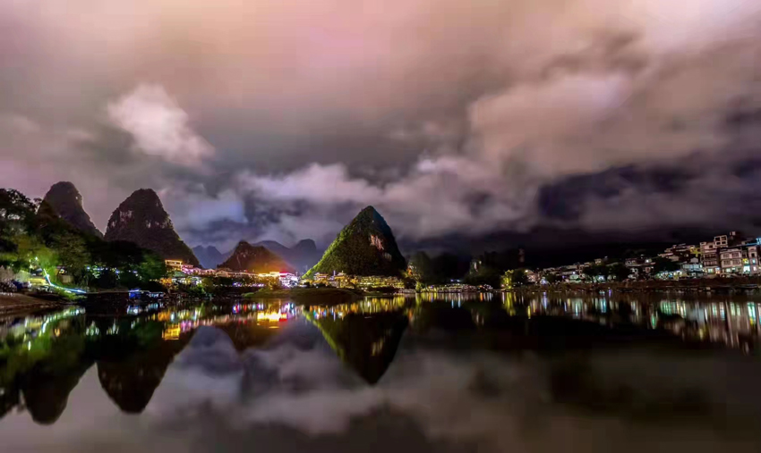 五彩缤纷的夜景在水的映衬下，更加突显了漓江夜色下的华丽多姿。柯岩松摄