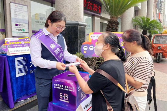 工作人員向過路消費者發放宣傳折頁。鐘穎攝