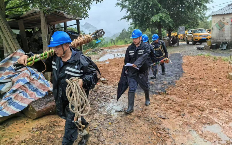 5月19日，南方电网广西桂林兴安供电局工作人员前往线路故障点进行抢修。周海摄