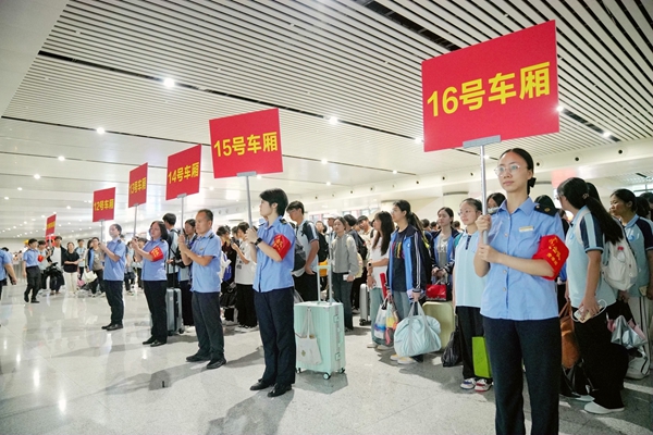 安排專人引導學生旅客進站乘車。白玨翠攝