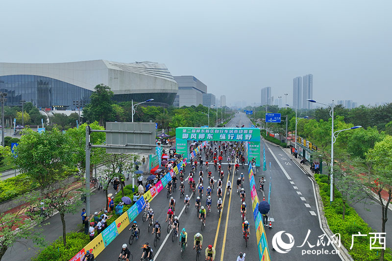 第二届柳东新区自行车城市绕圈赛。人民网 付华周摄