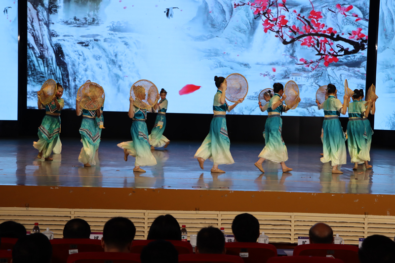 钦州市钦南区特殊教育学校表演节目“万泉河水”。覃玲江摄