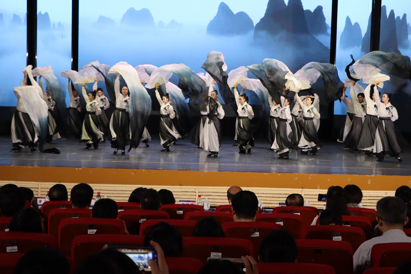 桂林市聋哑学校表演节目“漓韵悠长”。覃玲江摄