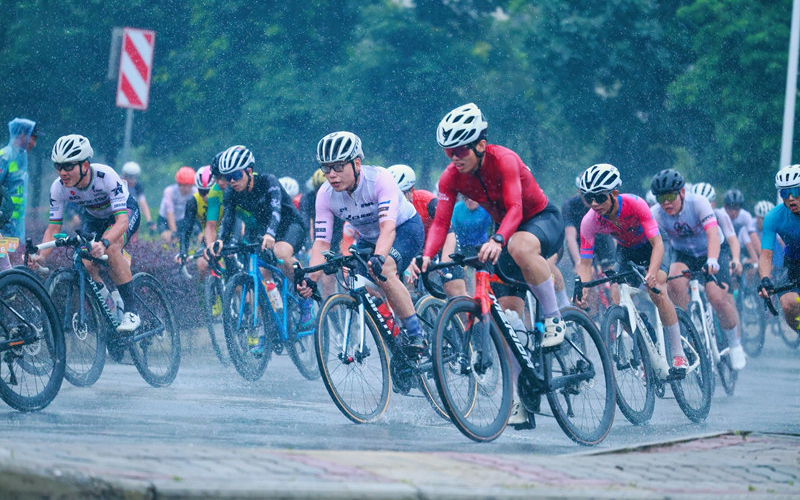 500名车手竞技第二届柳东新区自行车城市绕圈赛