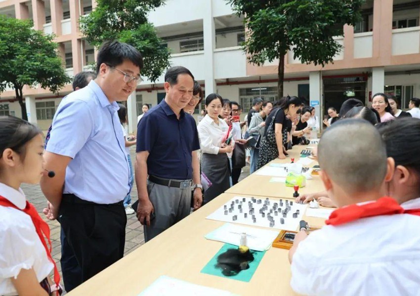 鱼峰区家庭教育及心理健康特色项目展示。马文静摄