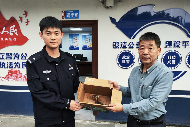 热心市民主动将受伤的野生动物送至民警救助