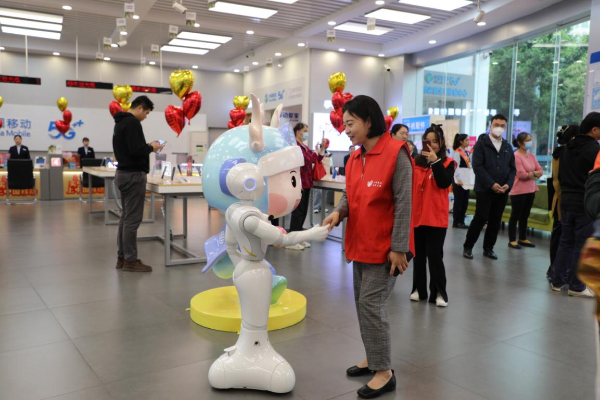 广西移动玉林城东厅旗舰店与客户互动的机器人。广西移动供图
