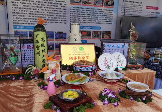 糖艺、雕刻作品展示。贺州市职业教育发展中心供图