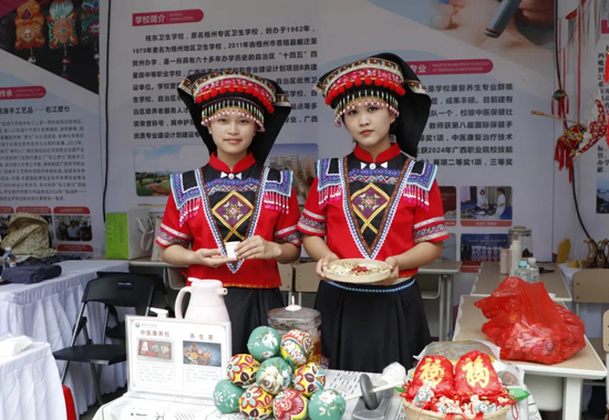 中医康养包展示。贺州市职业教育发展中心供图