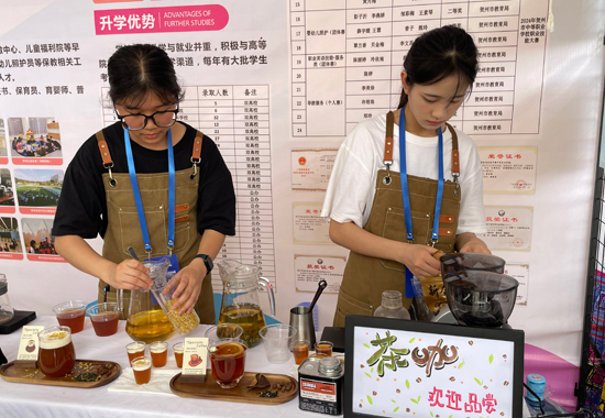 茶咖冲泡体验。贺州市职业教育发展中心供图