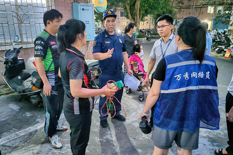 梧州市万秀区检查组部署飞线充电整治。雷开伟摄