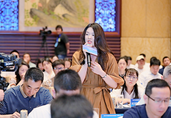 企业现场互动交流。