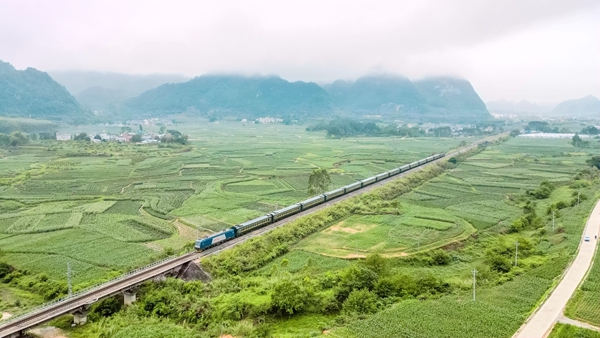 旅客列车在田靖线靖西区段运行。陈泉任摄.jpg