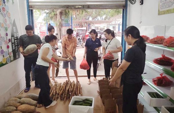 各式各样的农产品引来顾客争相购买