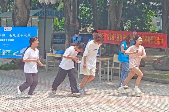 同学们迎着骄阳出发  黄乐 摄